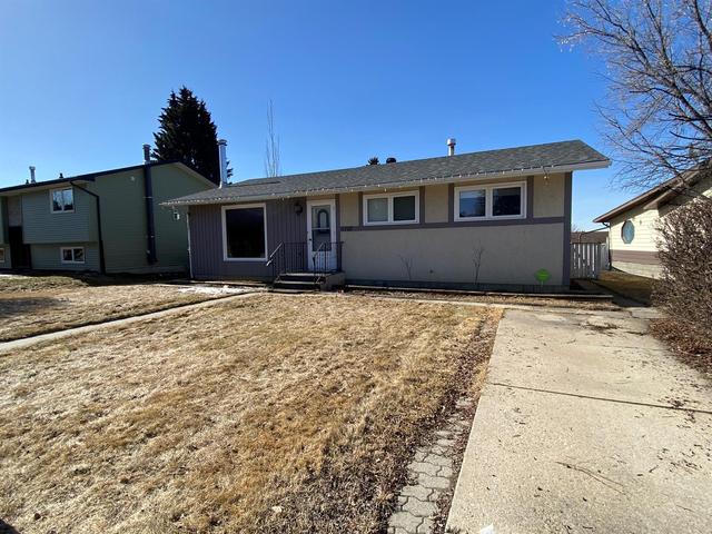 5707 53 Avenue, House detached with 3 bedrooms, 2 bathrooms and 2 parking in Rocky Mountain House AB | Image 2