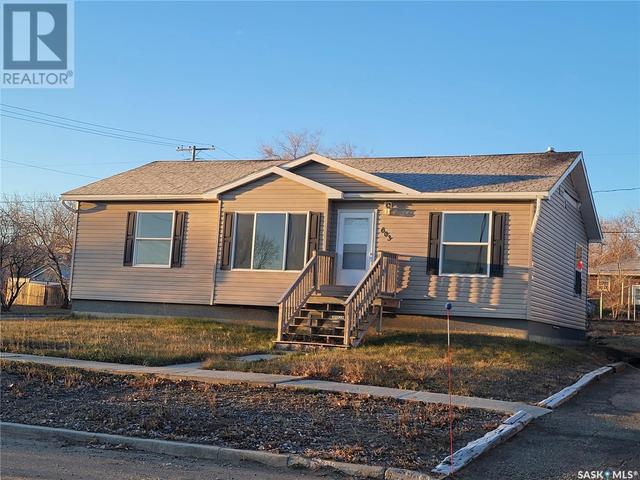 603 Pacific Avenue, Home with 3 bedrooms, 2 bathrooms and null parking in Kerrobert SK | Image 2