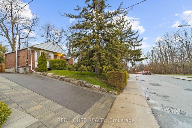 68 Nesbitt Dr, House detached with 2 bedrooms, 2 bathrooms and 5 parking in Toronto ON | Image 18