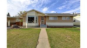 5317 50 Street, House detached with 4 bedrooms, 3 bathrooms and 3 parking in Red Deer County AB | Image 1