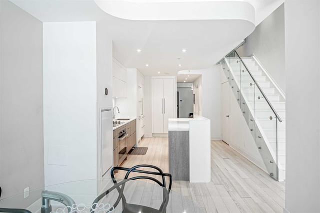 th14 - 30 Nelson St, Townhouse with 2 bedrooms, 3 bathrooms and 1 parking in Toronto ON | Image 2