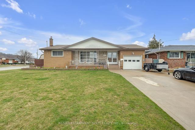 18 Rose Cres, House detached with 3 bedrooms, 2 bathrooms and 5 parking in Hamilton ON | Image 1