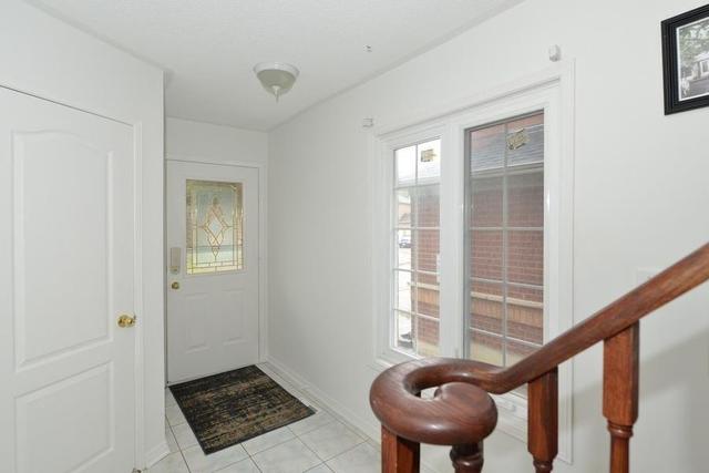 7 Kimberley Cres, Townhouse with 3 bedrooms, 4 bathrooms and 2 parking in Brampton ON | Image 2