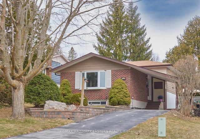 1632 Cherryhill Rd, House detached with 3 bedrooms, 2 bathrooms and 4 parking in Peterborough ON | Image 1