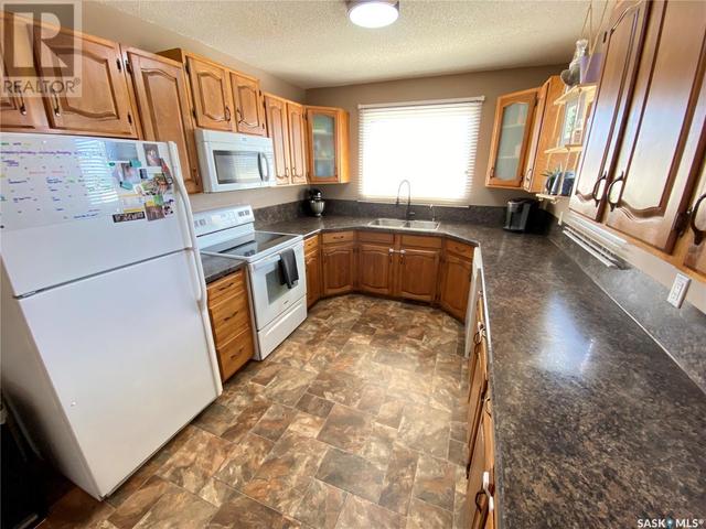 205 York Road W, House detached with 3 bedrooms, 1 bathrooms and null parking in Yorkton SK | Image 6