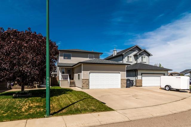 64 Stratton Close Se, House detached with 4 bedrooms, 3 bathrooms and 5 parking in Medicine Hat AB | Image 2