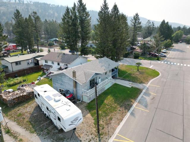 7558 Columbia Avenue, House detached with 4 bedrooms, 2 bathrooms and 2 parking in Radium Hot Springs BC | Image 41