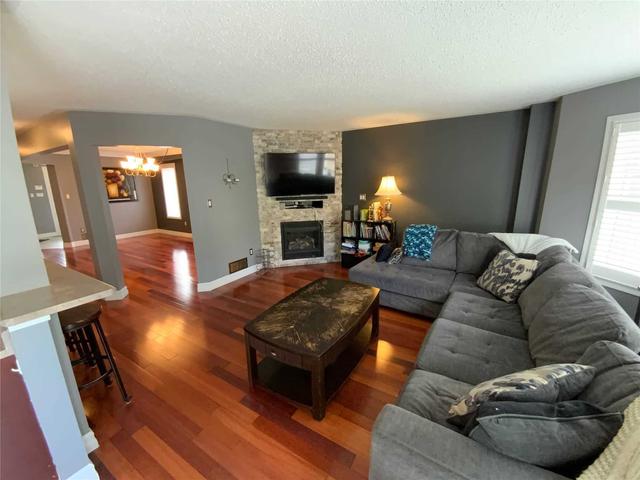 654 Blythwood Sq, House detached with 4 bedrooms, 3 bathrooms and 5 parking in Oshawa ON | Image 2