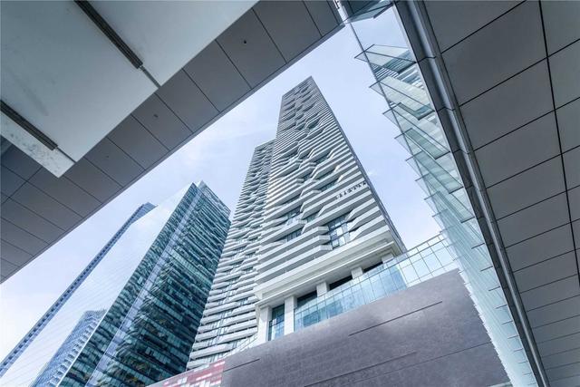 2110 - 100 Harbour St, Condo with 3 bedrooms, 2 bathrooms and 0 parking in Toronto ON | Image 1