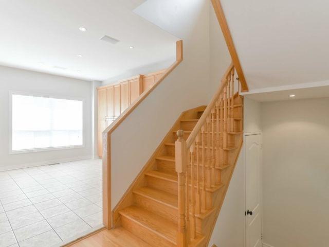 27 Moraine Dr, House detached with 3 bedrooms, 4 bathrooms and 2 parking in Vaughan ON | Image 3