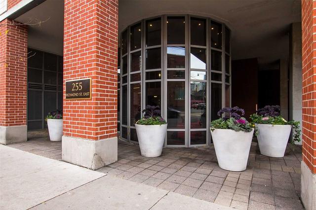 604 - 255 Richmond St E, Condo with 1 bedrooms, 1 bathrooms and 1 parking in Toronto ON | Image 1