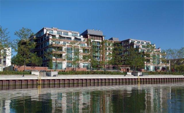 213 - 65 Port St E, Condo with 2 bedrooms, 3 bathrooms and 2 parking in Mississauga ON | Image 1