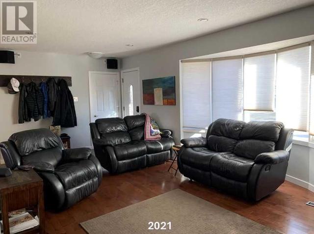 4412 33 Avenue, House detached with 3 bedrooms, 2 bathrooms and 2 parking in Calgary AB | Image 4