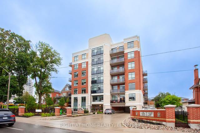 211 - 399 Queen St S, Condo with 2 bedrooms, 2 bathrooms and 1 parking in Kitchener ON | Image 1