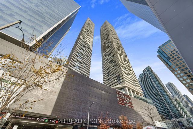 ph205 - 88 Harbour St, Condo with 3 bedrooms, 3 bathrooms and 2 parking in Toronto ON | Image 12