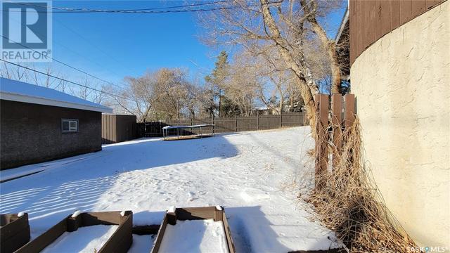 335 Yukon Avenue, House detached with 5 bedrooms, 3 bathrooms and null parking in Kerrobert SK | Image 37