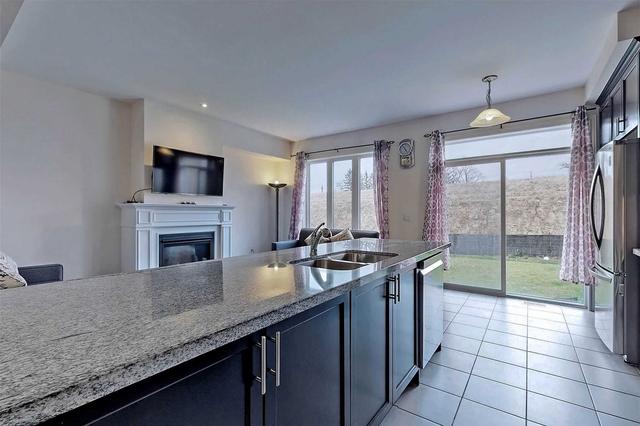 32 Heming Tr, House attached with 3 bedrooms, 3 bathrooms and 3 parking in Hamilton ON | Image 4