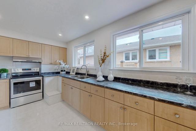 28 Broadlands Blvd, House detached with 3 bedrooms, 2 bathrooms and 5 parking in Toronto ON | Image 6