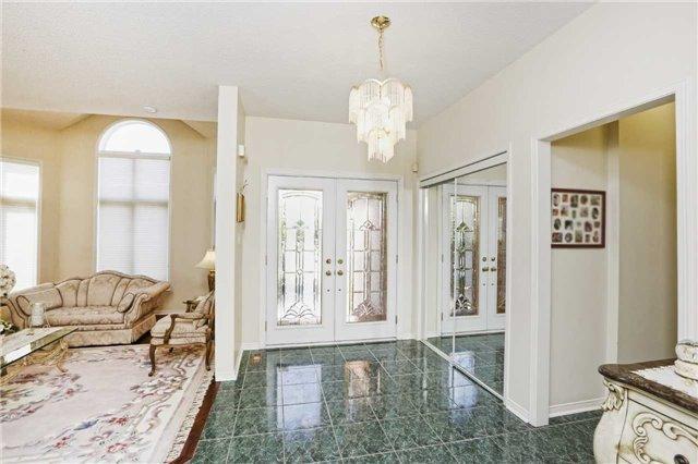 24 Tall Oaks Pl, House detached with 4 bedrooms, 3 bathrooms and 5 parking in Brampton ON | Image 2