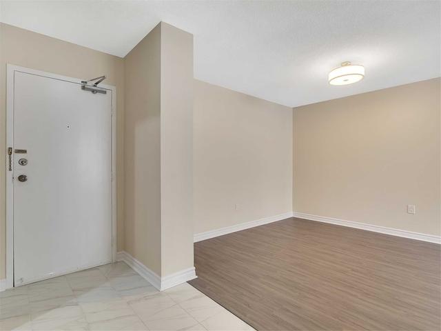 916 - 390 Dixon Rd, Condo with 2 bedrooms, 1 bathrooms and 1 parking in Toronto ON | Image 2