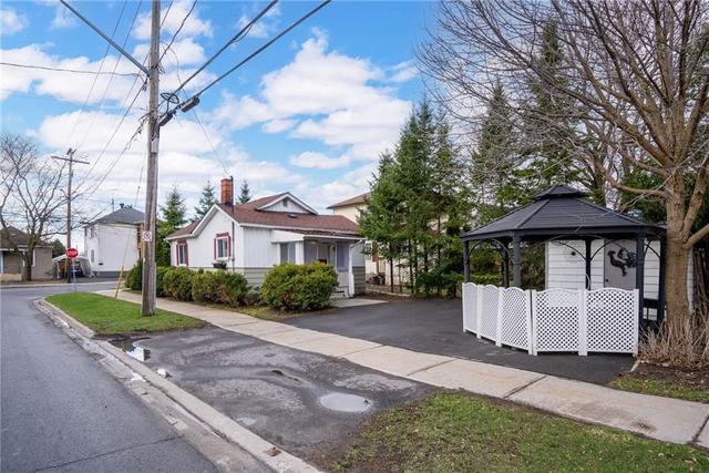 325 Eleventh Street E, House detached with 2 bedrooms, 1 bathrooms and 2 parking in Cornwall ON | Image 3