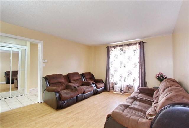 82 Guildford Cres, Townhouse with 3 bedrooms, 2 bathrooms and 1 parking in Brampton ON | Image 4