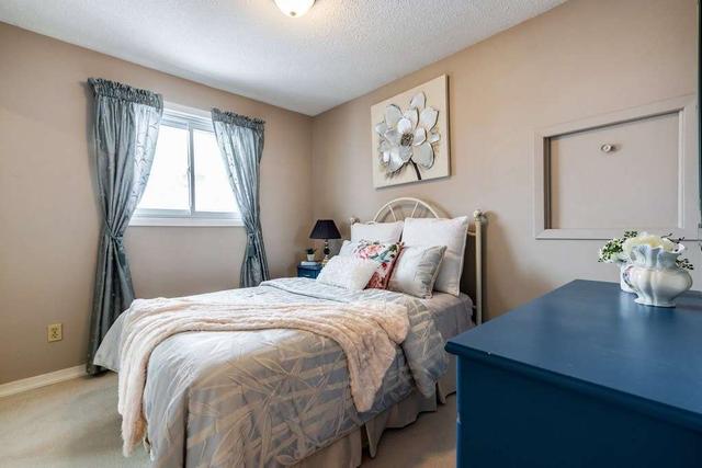 4106 Dunmow Cres, House semidetached with 3 bedrooms, 2 bathrooms and 4 parking in Mississauga ON | Image 15