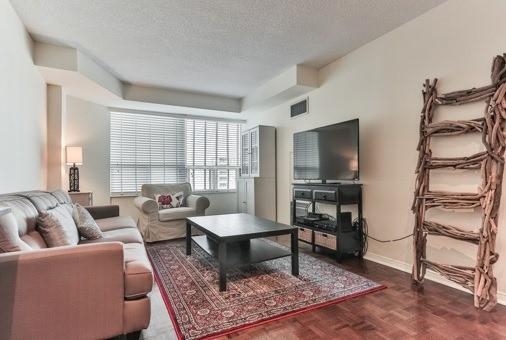 901 - 11 Townsgate Dr, Condo with 2 bedrooms, 2 bathrooms and 1 parking in Vaughan ON | Image 5