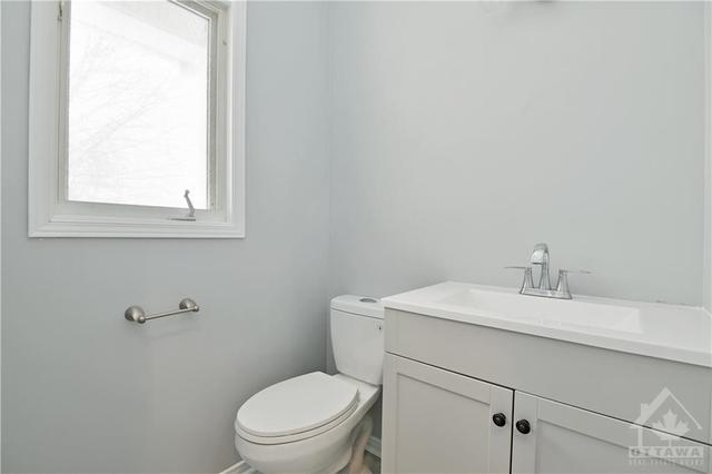 1804 Hennessy Crescent, Townhouse with 3 bedrooms, 2 bathrooms and 3 parking in Ottawa ON | Image 3