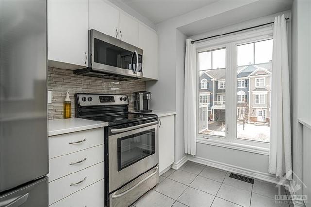 105 Helenium Lane, Townhouse with 2 bedrooms, 2 bathrooms and 3 parking in Ottawa ON | Image 4