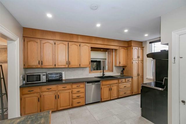 13 Harold St, House detached with 3 bedrooms, 3 bathrooms and 6 parking in Brampton ON | Image 4