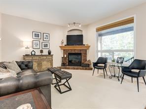 40 Crestmont Way Sw, House detached with 3 bedrooms, 2 bathrooms and 4 parking in Calgary AB | Image 3