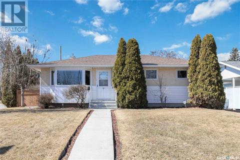 202 Gardiner Avenue, House detached with 3 bedrooms, 2 bathrooms and null parking in Saskatoon SK | Card Image