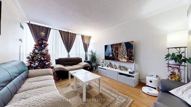 707 - 12 Laurelcrest St, Condo with 2 bedrooms, 1 bathrooms and 2 parking in Brampton ON | Image 4