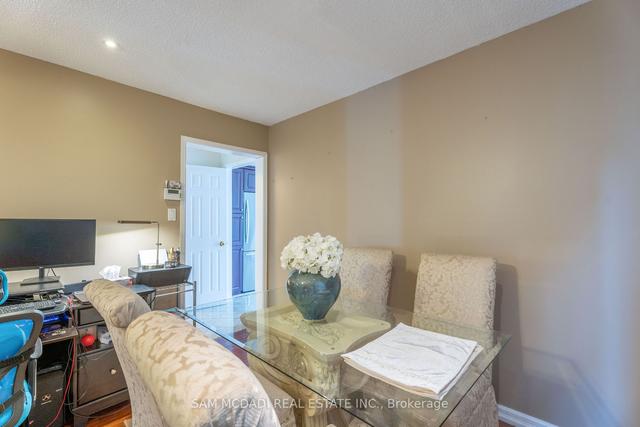382 Assiniboine Tr, House semidetached with 3 bedrooms, 3 bathrooms and 3 parking in Mississauga ON | Image 2