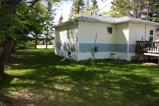 313 Centre Street, House detached with 5 bedrooms, 2 bathrooms and 5 parking in Neilburg SK | Image 1