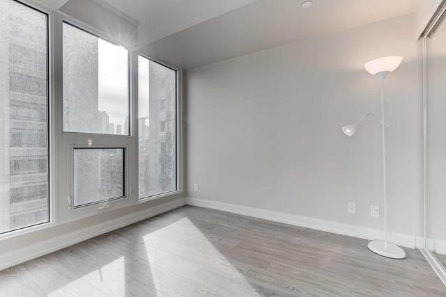 1105 - 181 Dundas St E, Condo with 2 bedrooms, 1 bathrooms and 0 parking in Toronto ON | Image 6