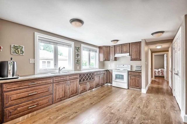 1190 Maple Rd, House detached with 3 bedrooms, 2 bathrooms and 6 parking in Innisfil ON | Image 3