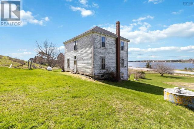 688 Mason Beach Road, House detached with 8 bedrooms, 1 bathrooms and null parking in Lunenburg MD NS | Image 11