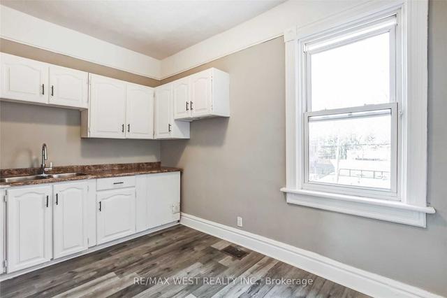 252 Annette St, House detached with 4 bedrooms, 2 bathrooms and 3 parking in Toronto ON | Image 11