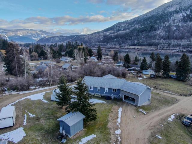 3637 Broadwater Rd, House detached with 3 bedrooms, 3 bathrooms and null parking in Central Kootenay J BC | Image 44