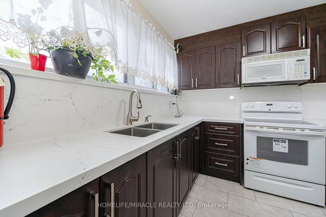 8 - 382 Driftwood Ave, Condo with 3 bedrooms, 3 bathrooms and 1 parking in Toronto ON | Image 3