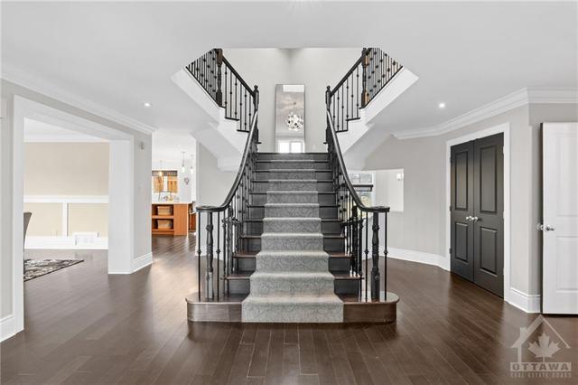 5538 Pettapiece Crescent, House detached with 4 bedrooms, 4 bathrooms and 12 parking in Ottawa ON | Image 3