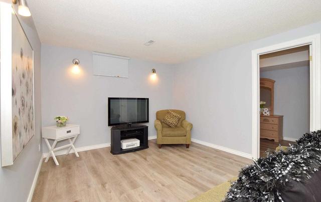 654 Radisson Ave, House semidetached with 3 bedrooms, 2 bathrooms and 3 parking in Oshawa ON | Image 21