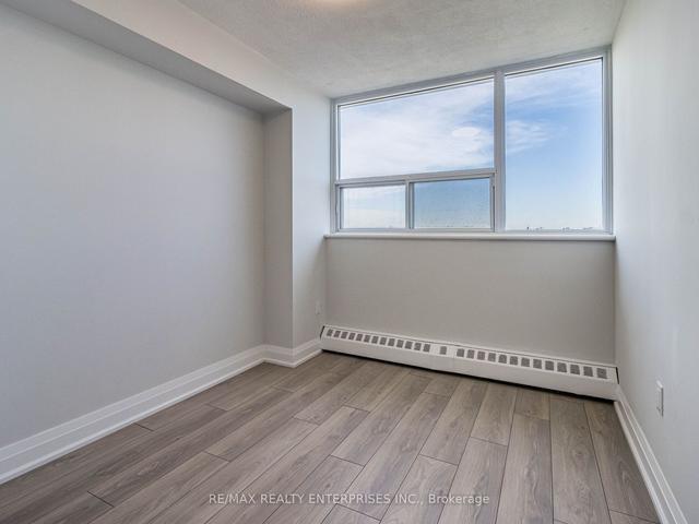 1907 - 530 Lolita Gardens, Condo with 3 bedrooms, 1 bathrooms and 2 parking in Mississauga ON | Image 2