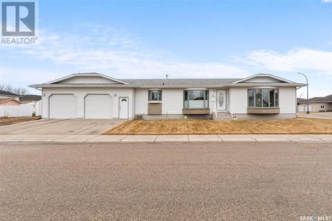 16 Marigold Crescent, Home with 5 bedrooms, 4 bathrooms and null parking in Moose Jaw SK | Card Image