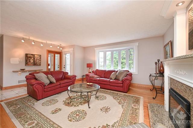 74 Crownhill Street, House detached with 2 bedrooms, 2 bathrooms and 4 parking in Ottawa ON | Image 5