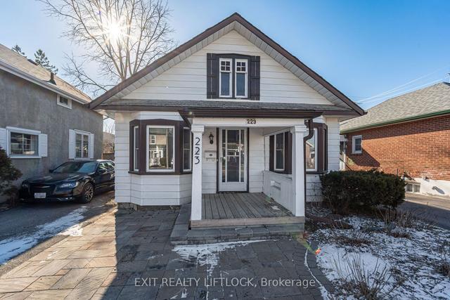 223 Prince St, House detached with 3 bedrooms, 1 bathrooms and 3 parking in Peterborough ON | Image 1
