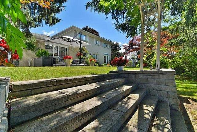 2 Redthorn Crt, House detached with 4 bedrooms, 4 bathrooms and 4 parking in Toronto ON | Image 26