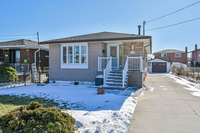 948 Mohawk Rd E, House detached with 3 bedrooms, 2 bathrooms and 9 parking in Hamilton ON | Image 1